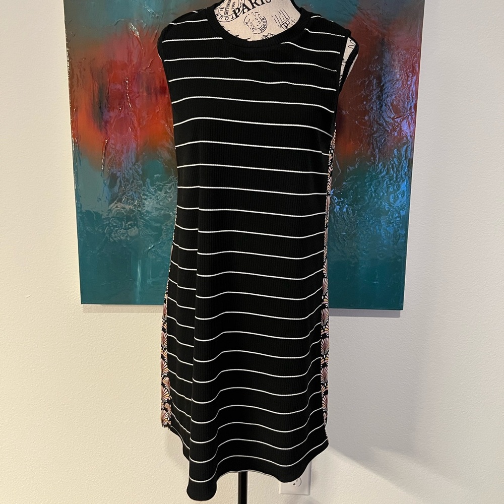 Cute flowy dress stripes in the front and paisley on the back